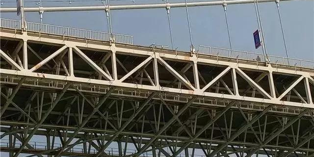 重慶大巴墜江怪防護(hù)欄桿？設(shè)計(jì)、施工企業(yè)表示“這個(gè)鍋不背”！
