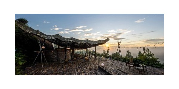越南鄉(xiāng)村的戶外咖啡館，獨(dú)特的穿孔木屋頂