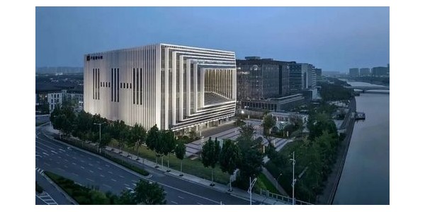 河南盧森堡中心“時(shí)空之窗”——龍湖國際中心建成，設(shè)計(jì)布局呈“回字型”